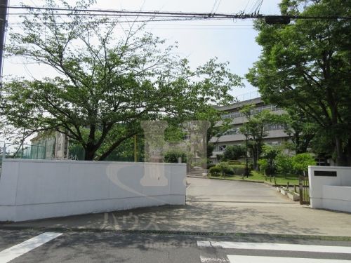 中学校　蕨市立第二中学校（中学校）まで668m