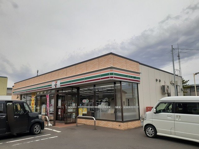 その他　セブンイレイブン青森新田３丁目まで1100m