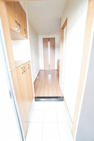 玄関　※同物件・反転タイプの写真です。