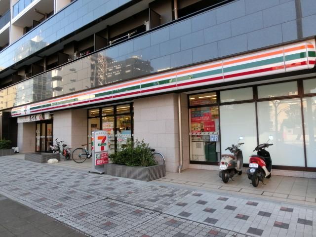 コンビニ　セブンイレブン（コンビニ）まで240m