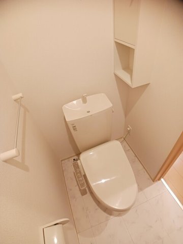 トイレ　落ち着いた色調のトイレです