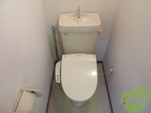 トイレ　ウォシュレット機能がついたトイレです。安心して使用できますね