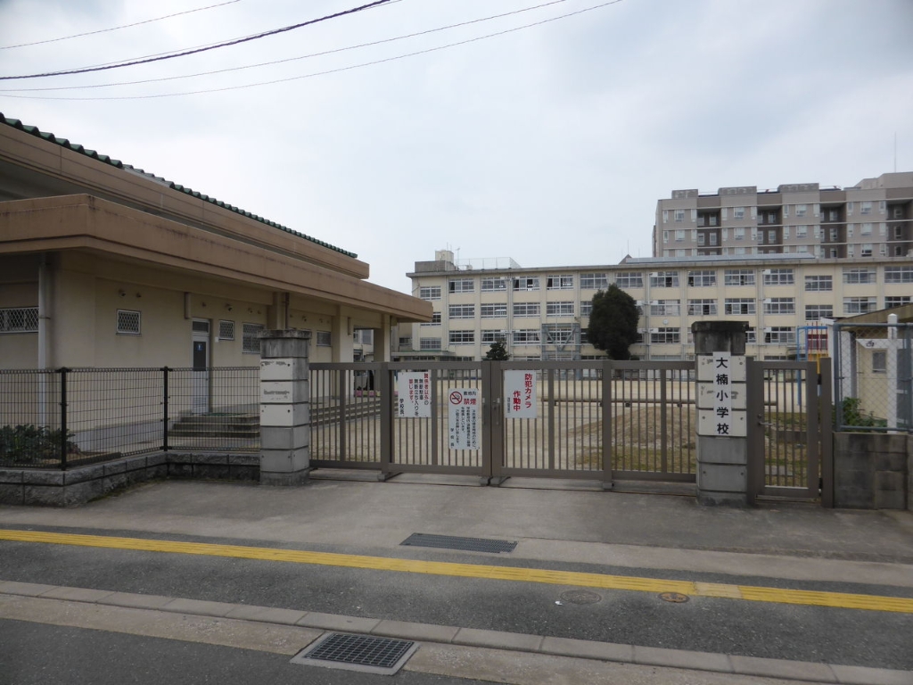 小学校　福岡市立大楠小学校（小学校）まで610m