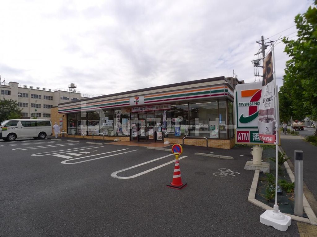 コンビニ　ファミリーマート入谷三丁目店（コンビニ）まで380m