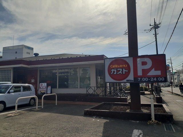 飲食店　ガスト（飲食店）まで112m