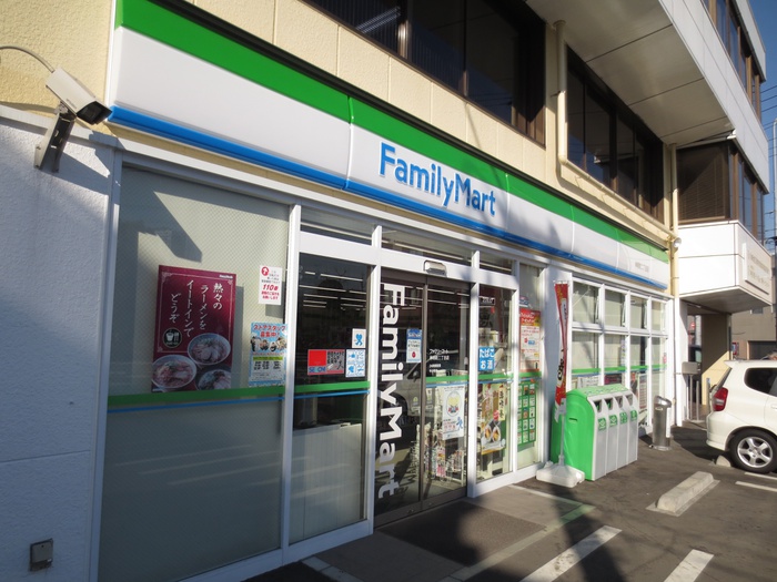 コンビニ　ファミリーマート（コンビニ）まで122m