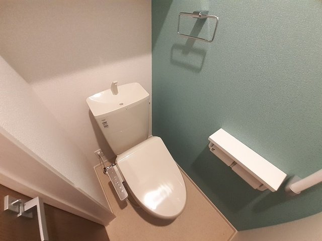 トイレ　落ち着いた色調のトイレです