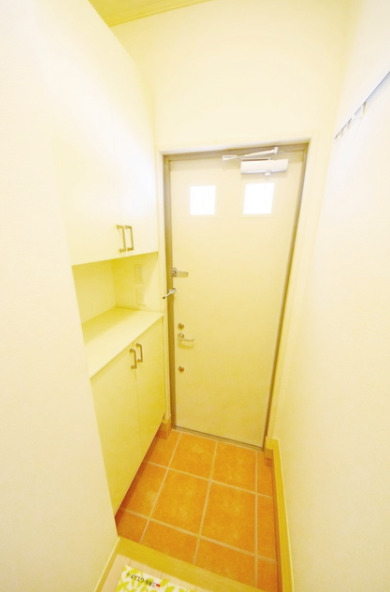 玄関　【設備充実で陽当たり良好♪】