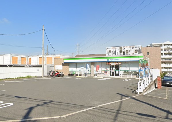 コンビニ　ファミリーマート（コンビニ）まで874m