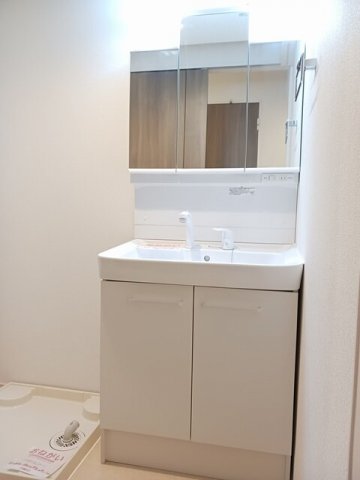 洗面設備　独立洗面台、朝の身支度には欠かせません