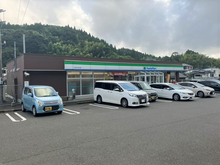 コンビニ　ファミリーマート松元上谷口店（コンビニ）まで1366m