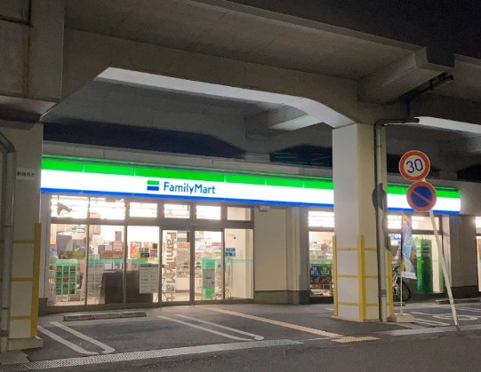 コンビニ　ファミリーマート 南越谷一丁目南店（コンビニ）まで294m