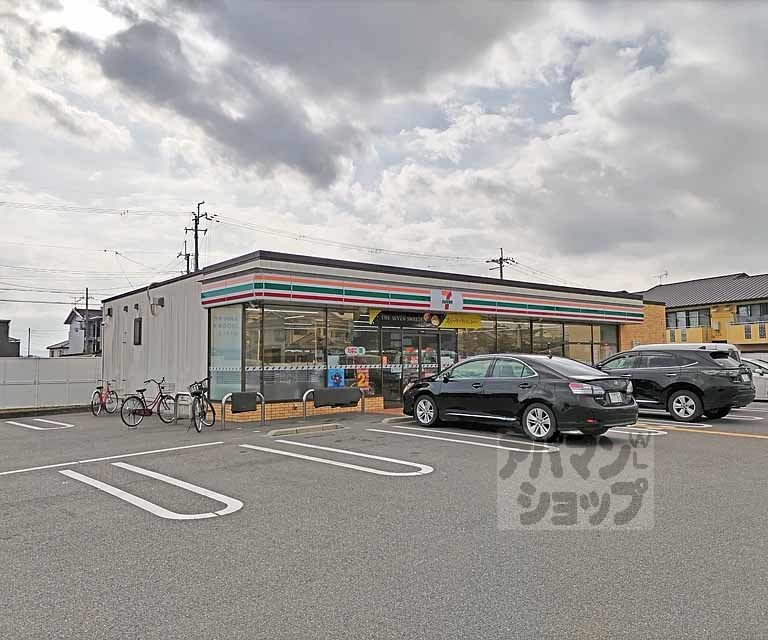 コンビニ　セブンイレブン久御山市田店（コンビニ）まで700m