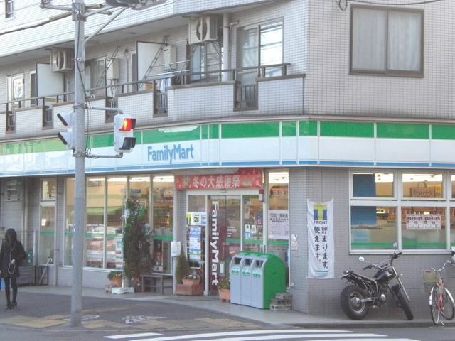 コンビニ　ファミリーマート（コンビニ）まで870m