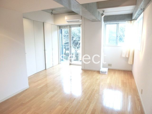 居室・リビング　角部屋、２面採光、家具家電置いてもゆったり過ごせますね