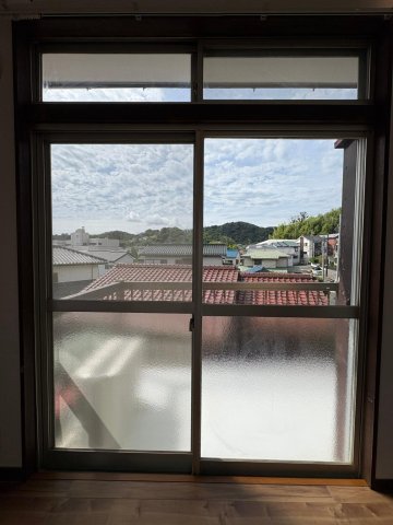 眺望　南側の隣家は1段下がるので、2階からの視線を遮りません。