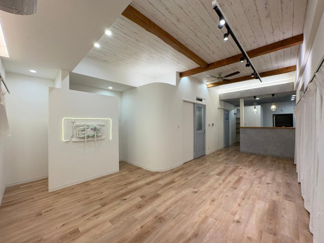 その他部屋・スペース　写真左手がテレビ掛け壁。R壁の上にも間接照明。