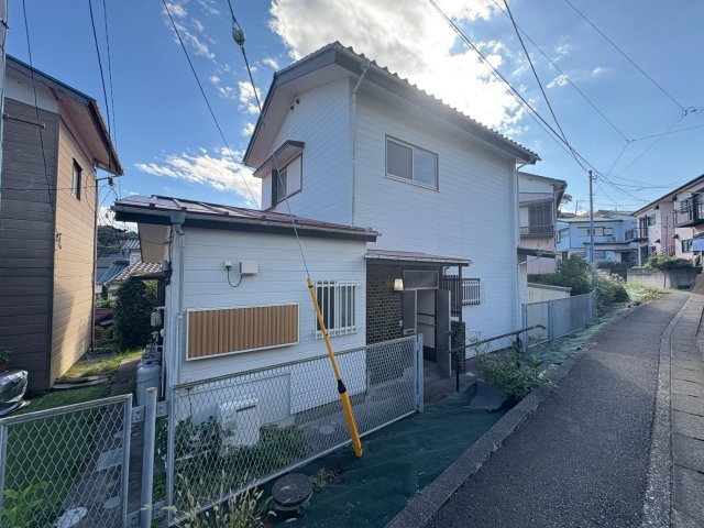 建物外観　玄関灯はセンサー式に交換済み。
