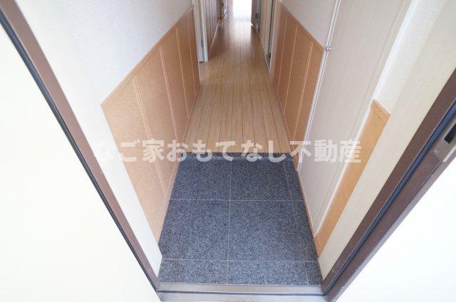 玄関　※写真は別号室
