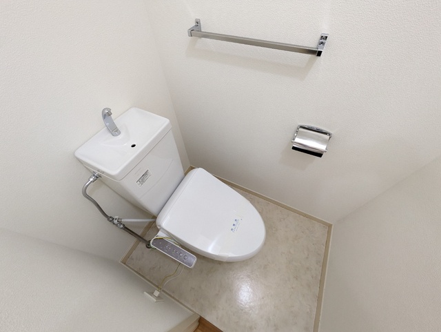 トイレ　嬉しい温水洗浄便座付き