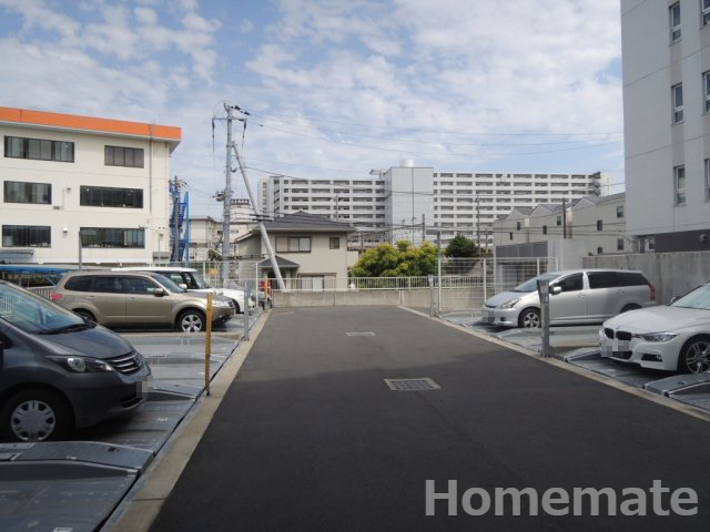 駐車場　立ち入りは関係者のみのゲート式。