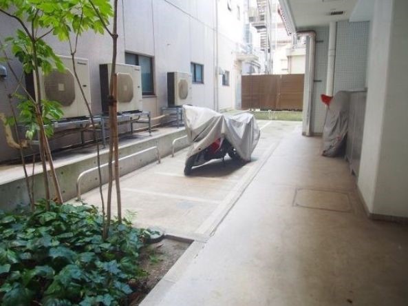 ロビー　見学予約受付中！