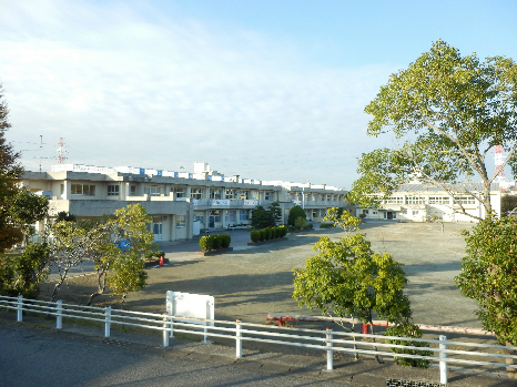 小学校　泉谷小学校（小学校）まで392m