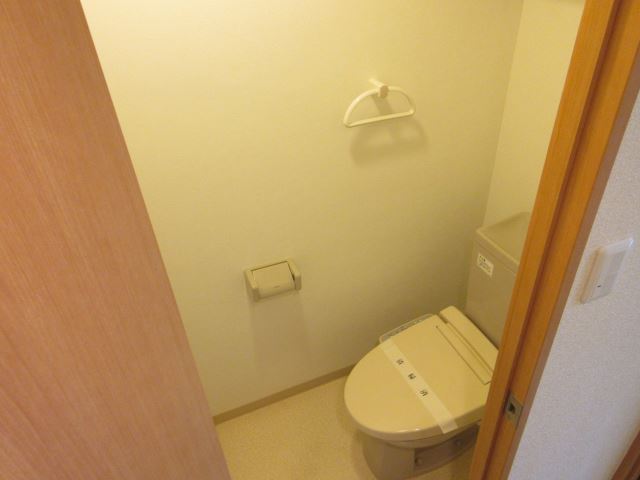 トイレ　室内写真は別号室の参考写真となります。