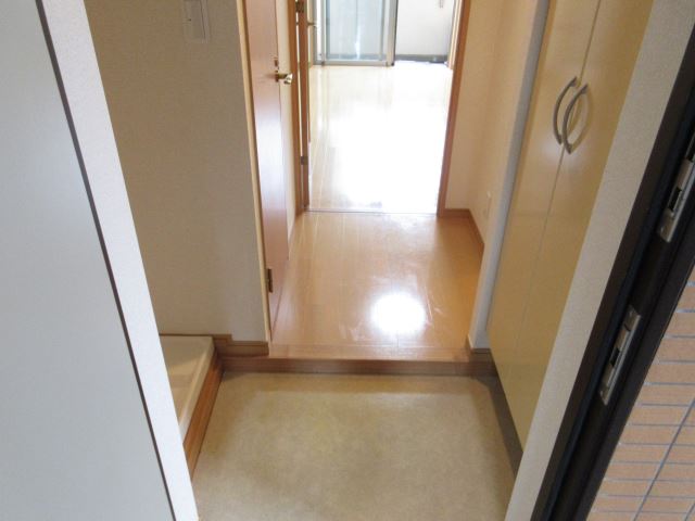 玄関　室内写真は別号室の参考写真となります。
