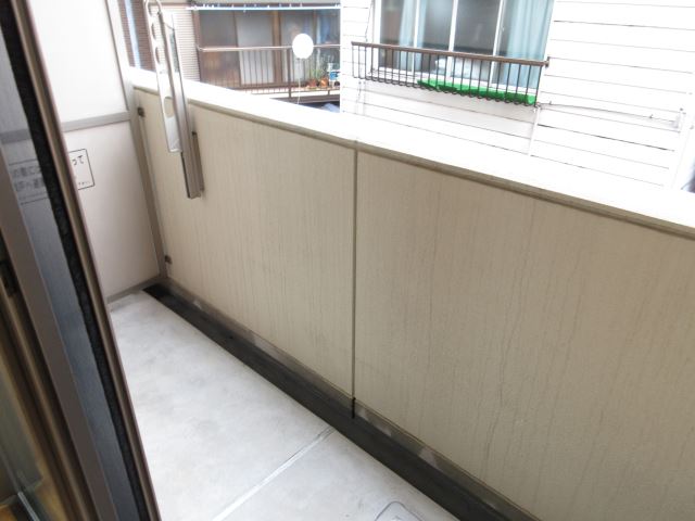 バルコニー　室内写真は別号室の参考写真となります。