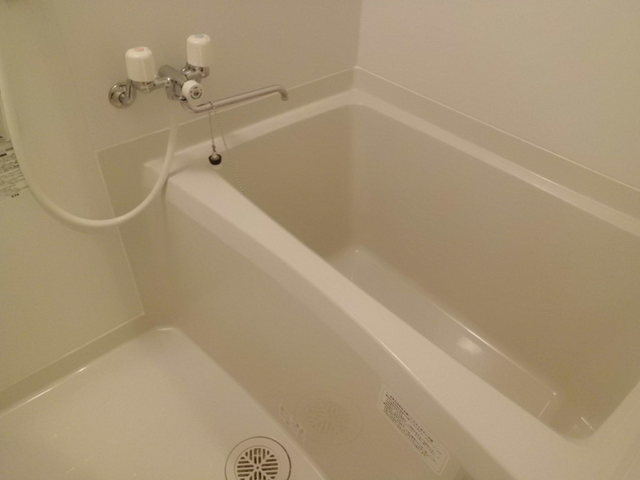 バス・シャワールーム　ゆとりのあるお風呂で一日の疲れを取りましょう