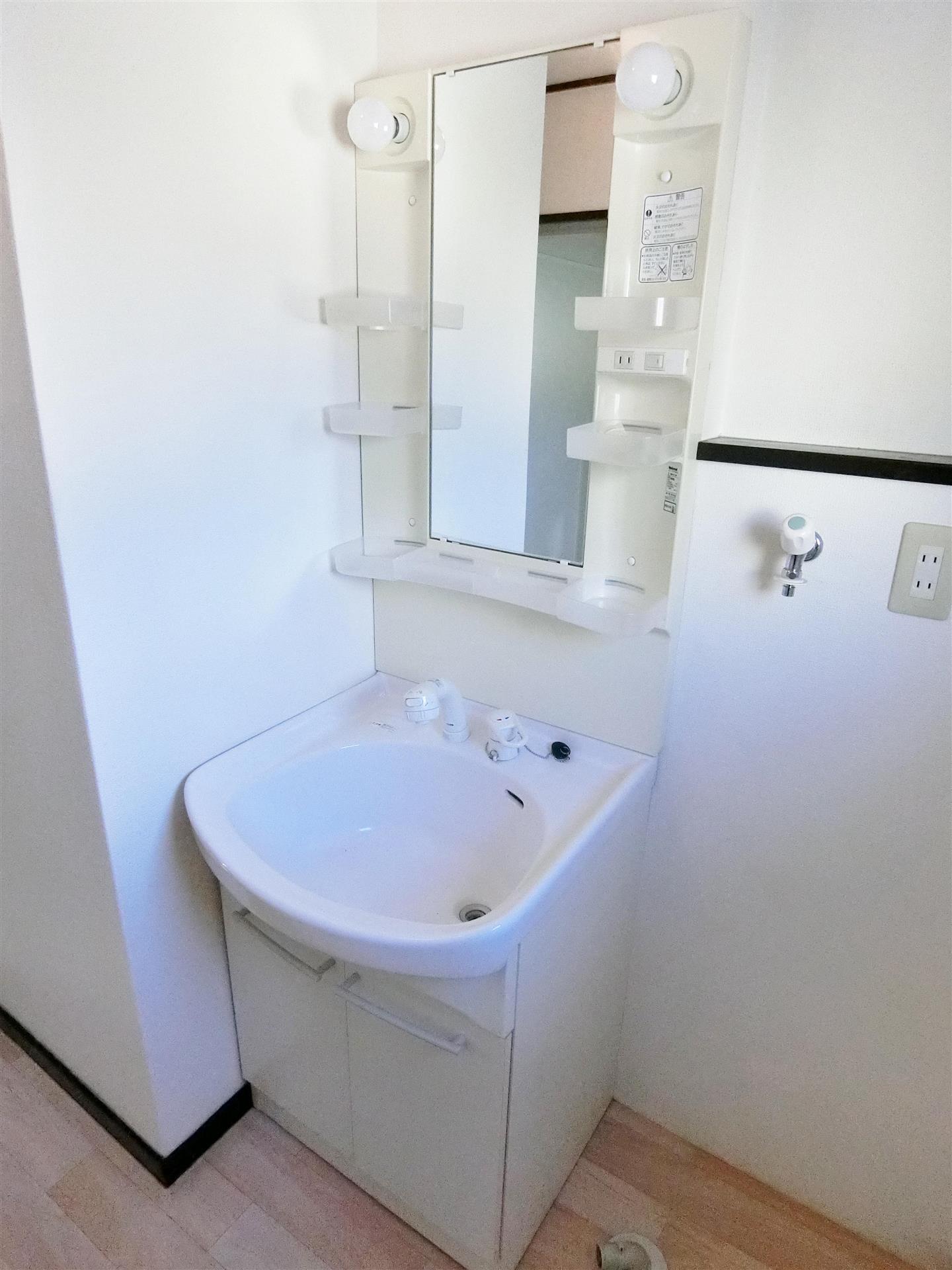 洗面設備　化粧水やワックスなども綺麗に片付く洗髪洗面化粧台♪