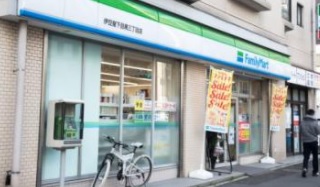 コンビニ　ファミリーマート伊豆屋下目黒三丁目店（コンビニ）まで30m