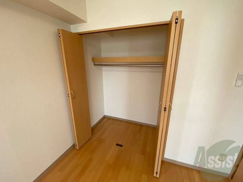 収納　クローゼットを開けてみました。奥行きがありますね。