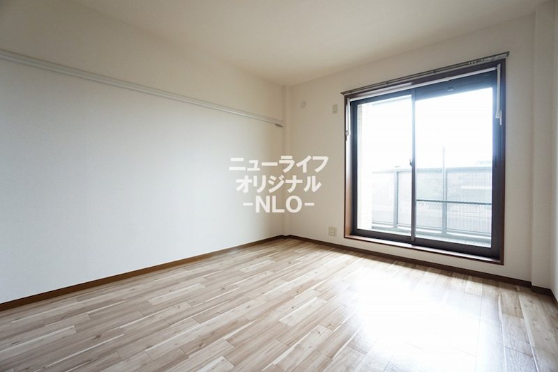 その他部屋・スペース　南側洋室6.4帖　開放感があります☆