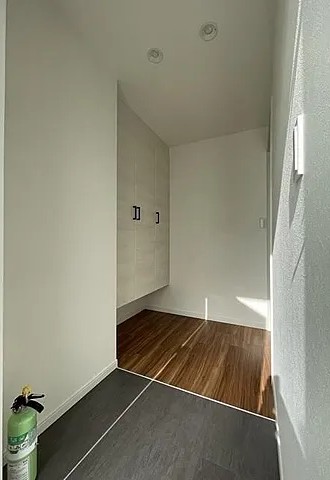 玄関　※別部屋の参考写真です。