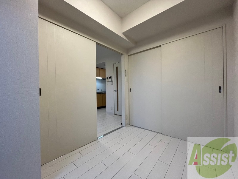その他部屋・スペース　寝室はこちらです。光が差し込む、温かみのあるお部屋です。
