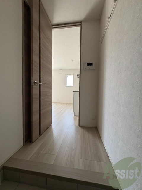玄関　こちらは玄関になります。照明設備もございます。