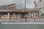 コンビニ　セブンイレブン　JR放出駅西店（コンビニ）まで570m