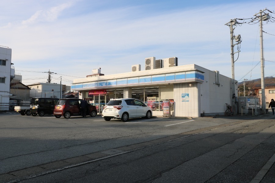 コンビニ　ローソン甲府城東店（コンビニ）まで359m