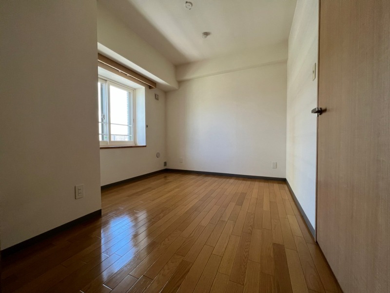 その他部屋・スペース　寝室はこちらです。光が差し込む、温かみのあるお部屋です。