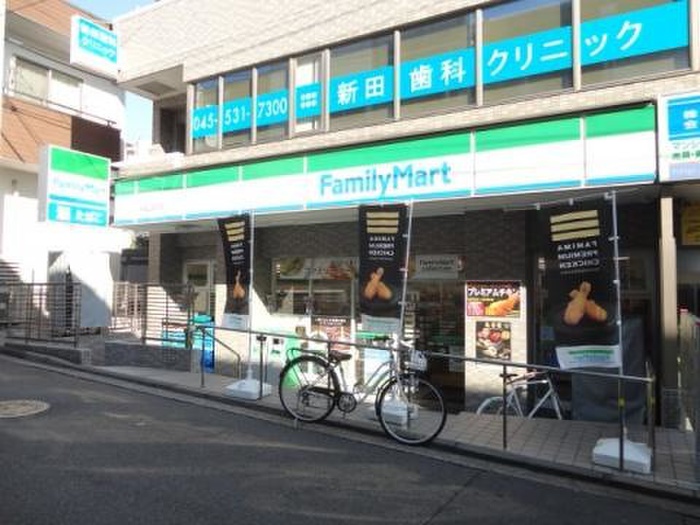 コンビニ　ファミリーマート 大倉山駅前店（コンビニ）まで120m