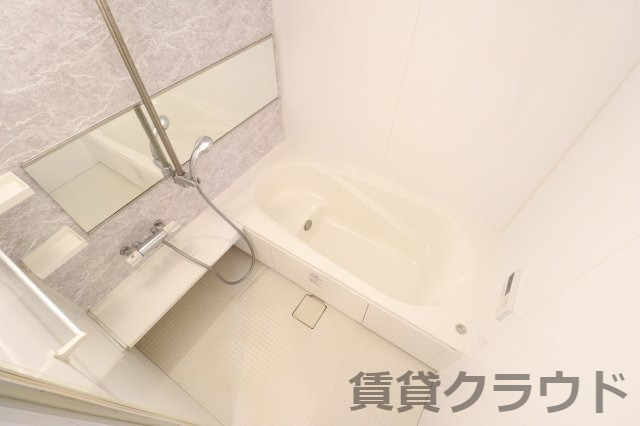 バス・シャワールーム　足が延ばせる一坪タイプの広いお風呂です。