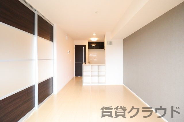 居室・リビング　アクセントクロスと扉の色のコントラストがおしゃれです。