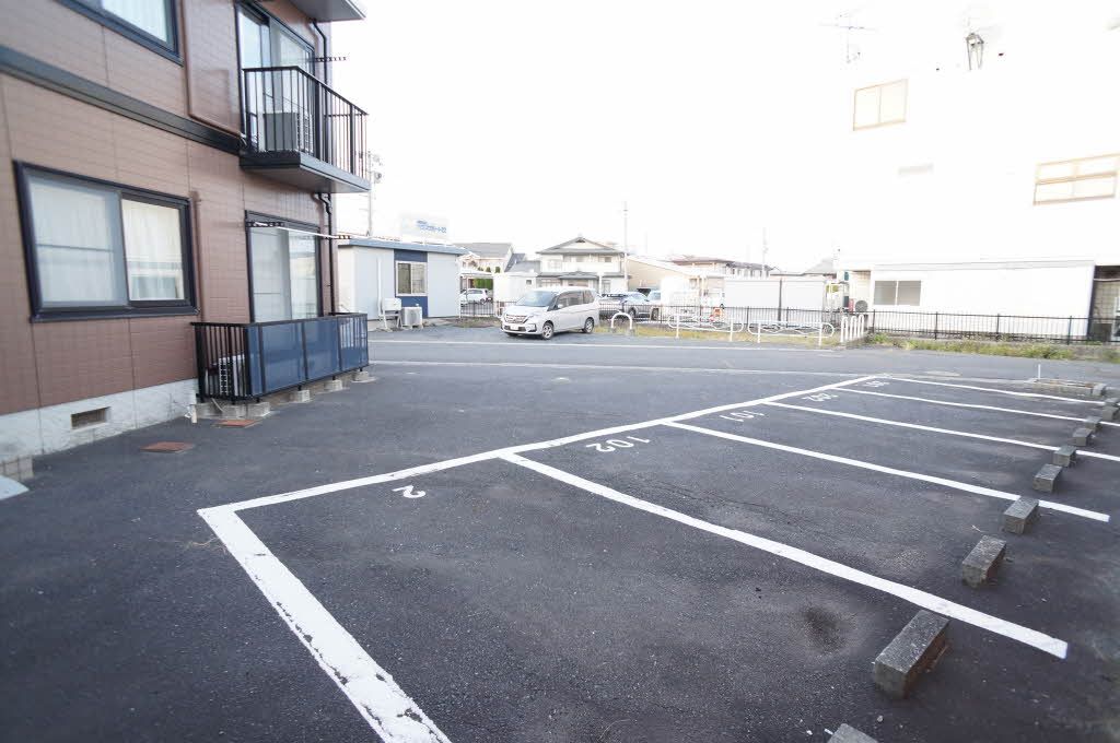建物外観　世帯１台分無料駐車場付きです♪２台目は３，０００円税別とな…