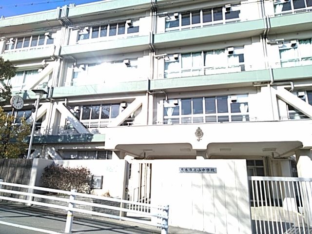 中学校　茨木市立西中学校（中学校）まで588m