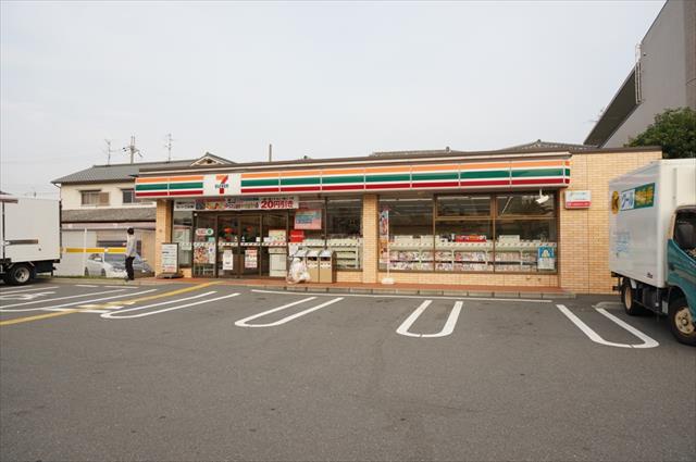 コンビニ　セブンイレブン（コンビニ）まで715m