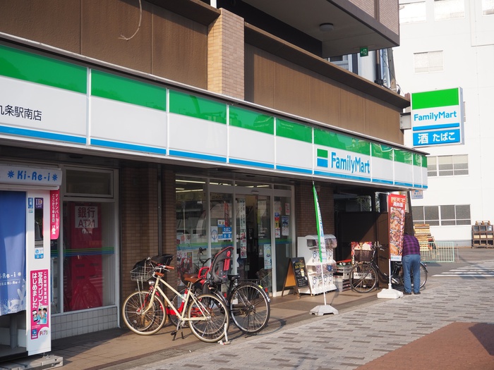コンビニ　ファミリーマート（コンビニ）まで383m