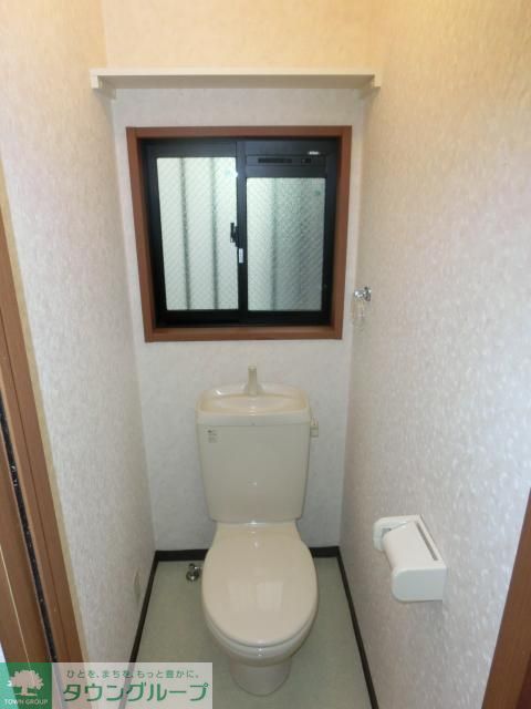 トイレ　嬉しい小窓付きのトイレ