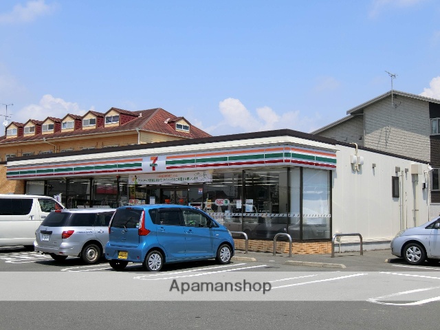 コンビニ　セブンイレブン（コンビニ）まで587m